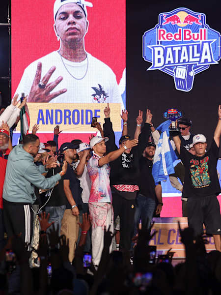 Androide recibe el trofeo durante la Final de Red Bull Batalla Centroamérica 2026