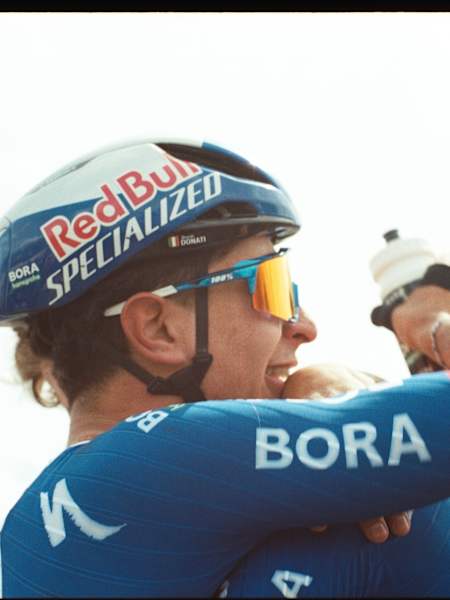 Davide Donati feiert den Sieg mit seinen Teamkollegen.