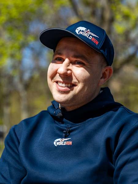 Parastrelec Radko Malenovský pri nakrúcaní pre charitatívny beh Wings for Life World Run, apríl 2026, Bratislava.