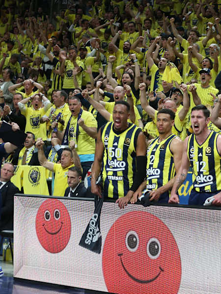 Avrupa basketbolunun iki ekolü, EuroLeague Play-off çeyrek final serisinin ilk karşılaşmasında kozlarını paylaştı. 