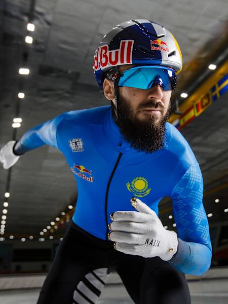 Спортсмен Red Bull Денис Никиша катается со скоростью и точностью на катке в Астане, Казахстан, сентябрь 2025 года, олицетворяя собой адреналиновый экшн