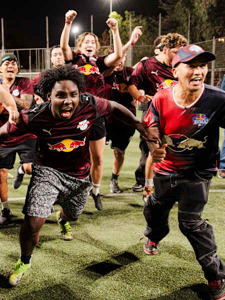 Mc's celebrando victoria tras partido de fútbol