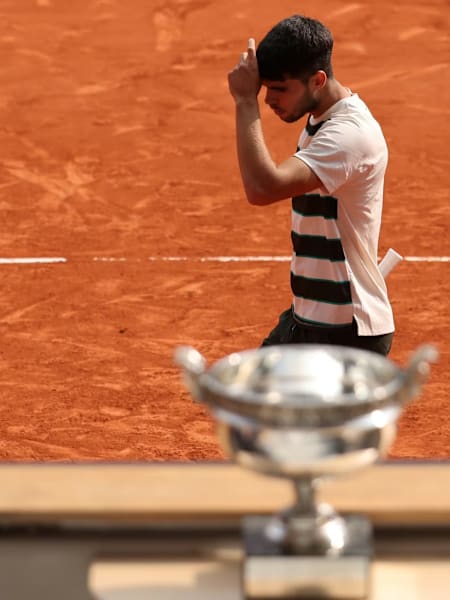 Le joueur de tennis Carlos Alcaraz, sur la terre battue de Roland-Garros, avant de soulever la Coupe des Mousquetaires.