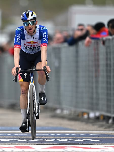Jai Hindley finishes stage 7 at the 2026 Giro d'Italia