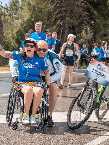 Lukrecija Tomušić, pobjednica utrke u invalidskim kolicima, slavi na utrci Wings for Life World Run u Zadru, Hrvatska, 10. svibnja 2026.