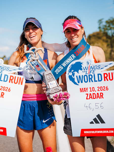 10. svibnja 2026. pobjednice Nataša Šustić i Nikolina Šustić poziraju pobjednički tijekom glavne utrke Wings for Life World Run u Zadru, Hrvatska