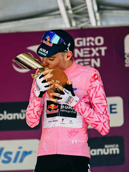Lorenzo Finn mit seiner Giro Next Gen-Trophäe