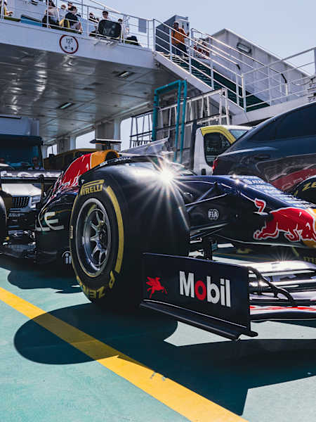 7. travnja 2026. F1 bolid Red Bull Racing RB18 blista na trajektu u Splitu, Hrvatska.
