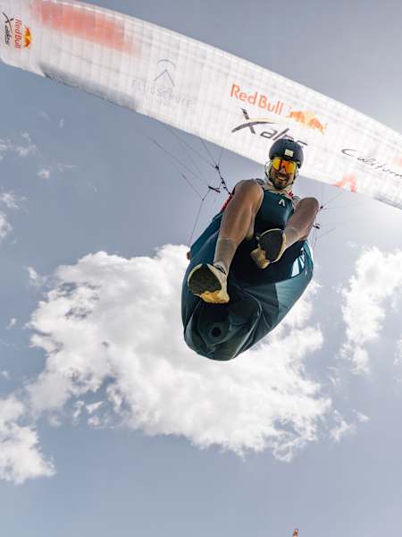 Thomas Friedrich, szybuje wysoko nad Schmittenhöhe, ruszając do akcji na paralotni podczas Red Bull X Alps 2025