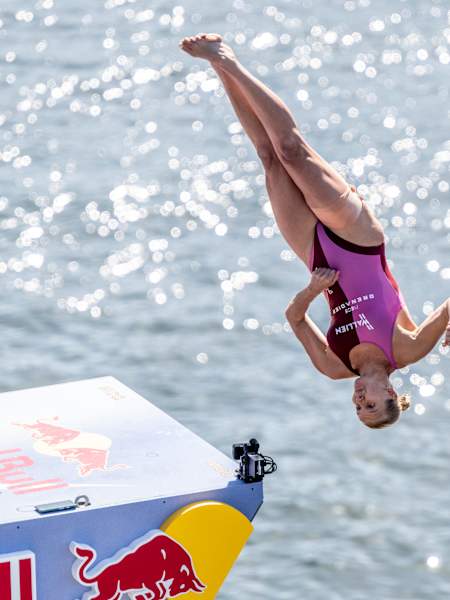 Rhiannan Iffland dives at the Copenhagen Opera House