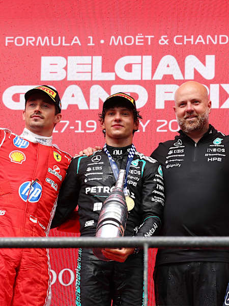 Max Verstappen na podiju uz Kimija Antonellija i Charlesa Leclerca