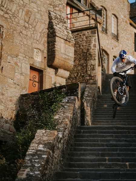 Kriss Kyle ride en VTT au Mont-Saint-Michel le 23 juin 2026.