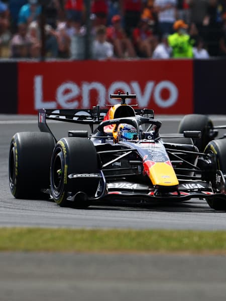 Max Verstappen ispred Isacka Hadjara na utrci u Velikoj Britaniji