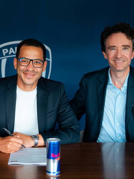 Photo officielle de présentation de Liam Rosenior au Paris FC le mardi 7 juillet 2026
