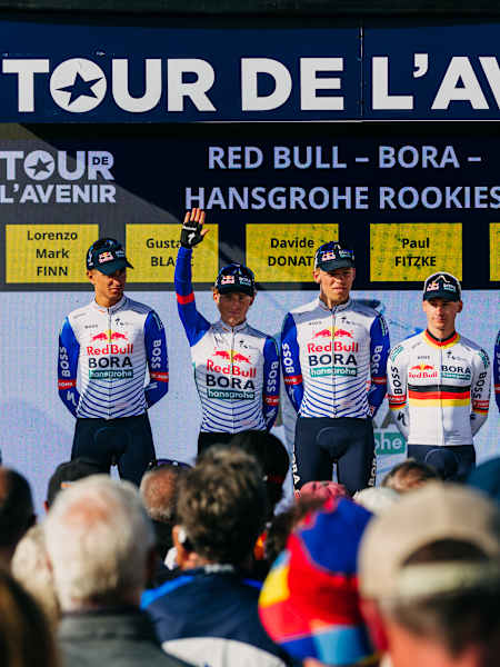 Die Rookies bei der Teampräsentation der Tour de l'Avenir 2026