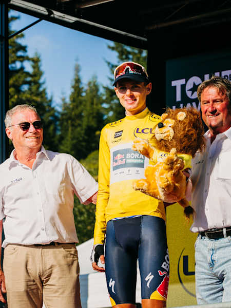 Lorenzo Finn im Gelben Trikot bei der Tour de l'Avenir