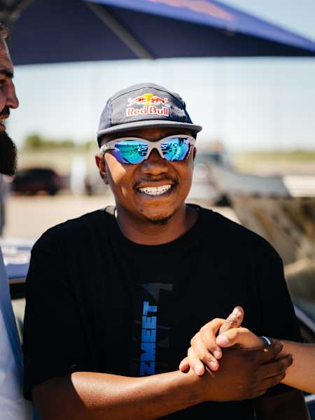 Samkeliso Thubane se smiješi u Red Bull kapi i sunčanim naočalama tijekom Sam Sam Showa 2026 u Almatyju, Kazahstan, 24. svibnja 2026