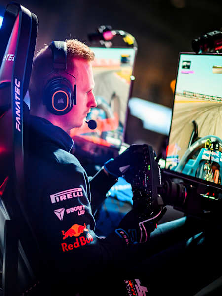 Фредерик Расмуссен выступает за команду Oracle Red Bull Sim Racing в первом этапе Чемпионата мира по симуляторным гонкам Формулы-1 2026 года, который проходит 27 марта в Бирмингеме, Великобритания.