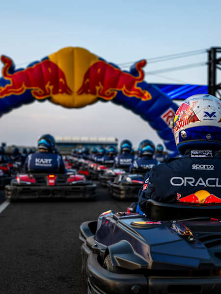 Max vs 100: Max Verstappen en la carrera de karts más grande del mundo
