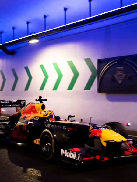 Red Bull F1 aracı, İstanbul, Avrasya Tüneli gösterisi.