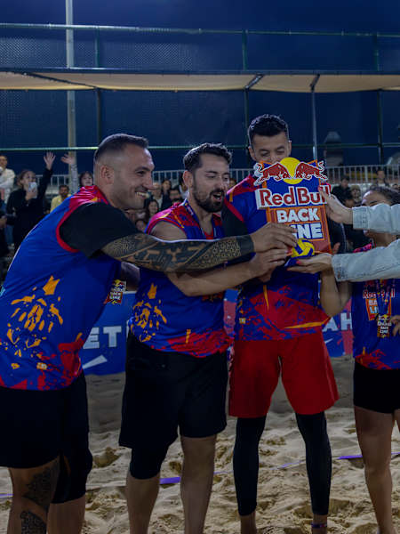 Red Bull Back Line 2026 Türkiye şampiyonu Athena, şampiyonluk kupasını alırken.