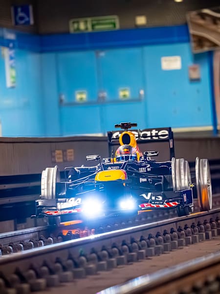  Patrick Friesacher vozi F1 bolid Oracle Red Bull Racinga kroz madridski metro u Španiji