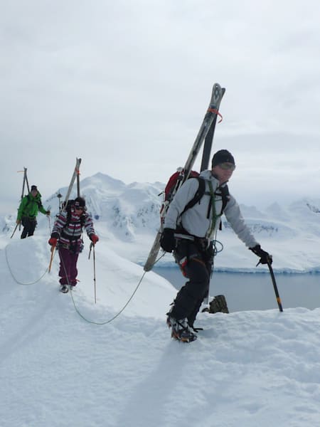 Cross-country skiing vs. downhill skiing: Differences