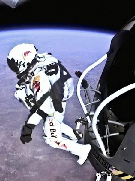 Felix Baumgartner skáče z kapsule ve výšce 39 km nad zemí během projektu Red Bull Stratos 2012