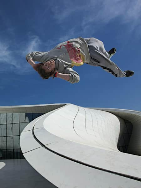 El británico Ryan Doyle durante el Red Bull Parkour en Bakú, Azerbaiyán, el 6 de abril de 2013.