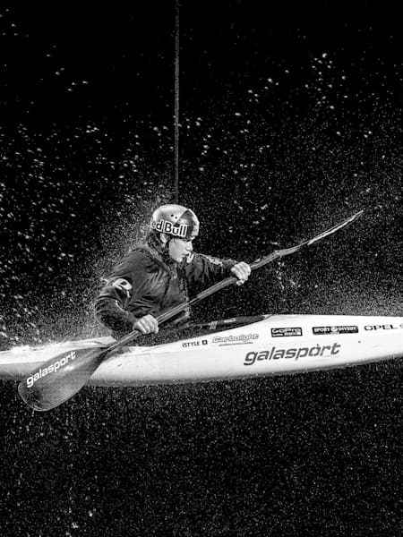 Kajakář Vávra Hradilek ve fotografické sérii Black Water, kterou s podporou Red Bullu nafotil fotograf Dan Vojtěch