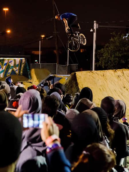 Mike "Hucker" Clark réalise un downside footplant pendant le Red Bull Urban Rhythm.