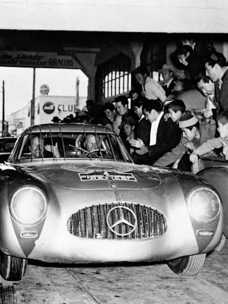 The Mexican crowds greet Karl Kling’s Mercedes