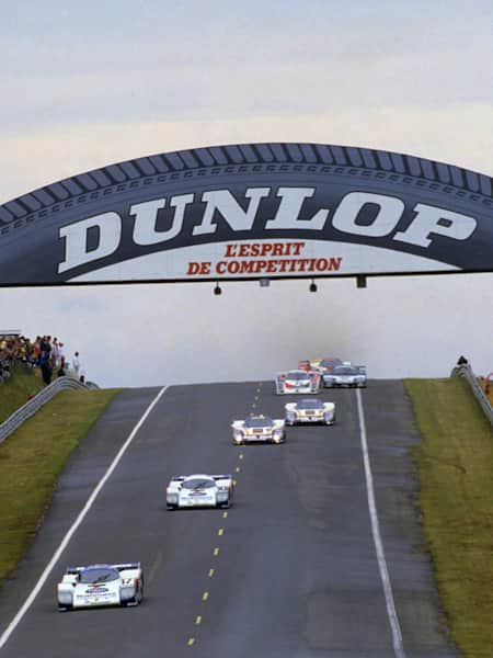 1987年ル・マン24時間：2台のポルシェ962が後続をリードする