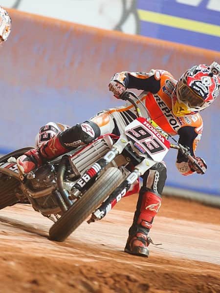 Motocicleta Profissional Rider Drives Over Do Motocross a Trilha