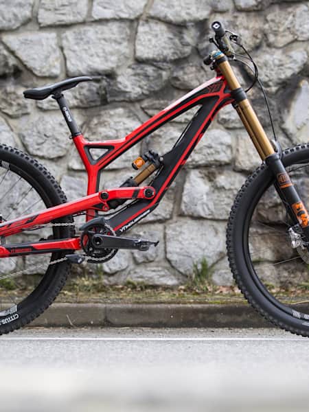 A look at Aaron Gwin's YT Tues Carbon Fibre frame