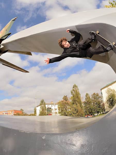 Mathias Torres fakie thrusts a style carve in Russia