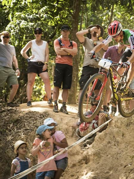 Il talento svizzero completa la sua stagione trionfale vincendo anche i Campionati del Mondo Cross Country 2017 a Cairns, in Australia.