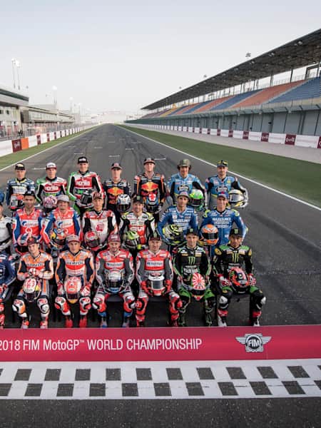 Los pilotos de la temporada 2018 de MotoGP posan durante el Gran Premio de Qatar.
