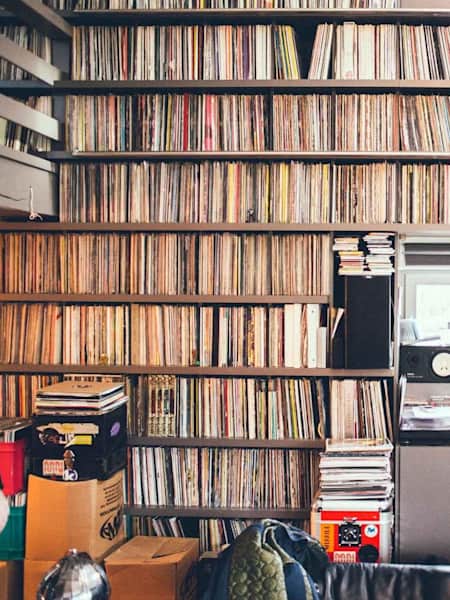 DISCOGS: A COMPREHENSIVE GUIDE TO SELLING VINYL RECORDS, CDs AND