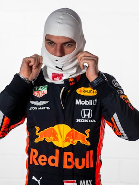 L'équipement des pilotes de F1 : Après sa combinaison, le pilote de F1 Max Verstappen met sa cagoule.
