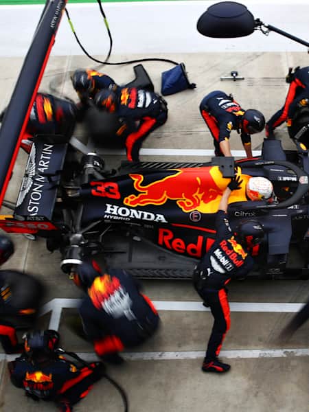 L'équipe de Red Bull Racing réalise un arrêt au stand pendant une course de Formule 1.