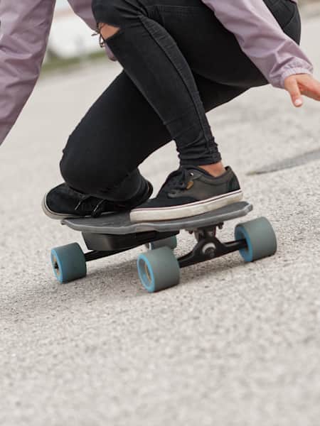 Una ragazza a bordo di uno skateboard elettrico