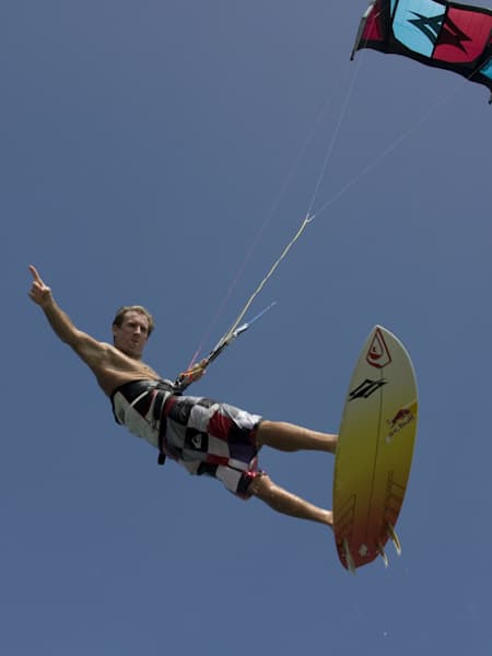 Roby Naish springt beim Kitesurfen