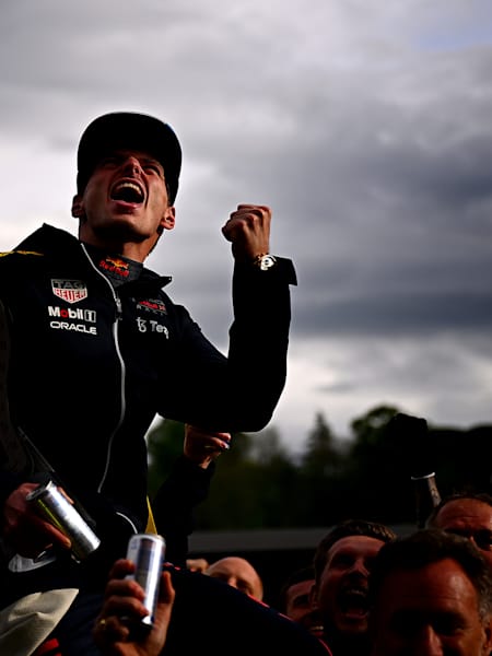 Le pilote Oracle Red Bull Racing, Max Verstappen célèbre avec son équipe lors du Grand Prix d'Émilie-Romagne de Formule 1.