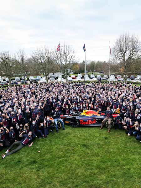 Het Red Bull Racing team viert Max Verstappen's titel als Formule 1 wereldkampioen 2021. Wij zetten de meest succesvolle Formule 1 teams aller tijden op een rijtje.