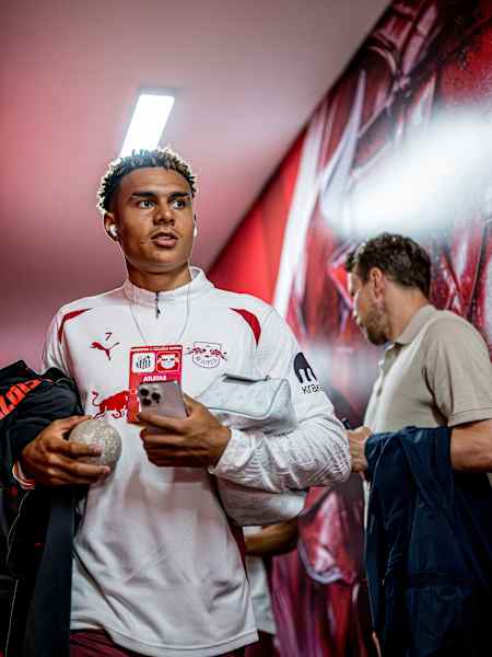 Antonio Nusa er kampklar sammen med lagkompisene i RB Leipzig. Her foran treningskamp på Estádio Cicero De Souza i Brasil og kampen mot FC Santos.