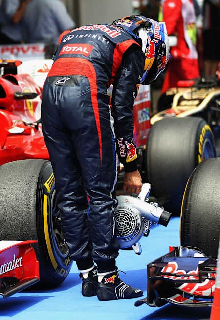 Chłodzenie hamulców - mechanik F1 przy pracy