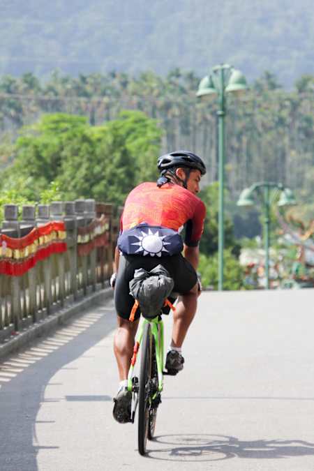 Rodney Soncco率先抵達第一檢查點，幾乎沒有休息的情況便繼續向前邁進，而他的車衣，更是經過巧思搭配