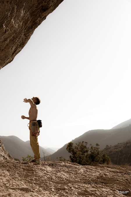 À Saint-Léger-du-Ventoux, le champion d'escalade Jérémy Bonder prépare la voie Super Crackinette.