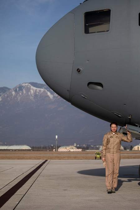 Simona Maierean și aeronava C17 Globemaster